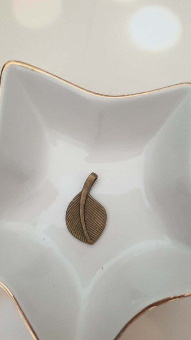 Breloque en métal couleur bronze, forme de feuille, dimension : 2.8x1.6cm environ, à l'unité