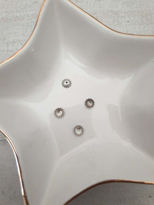 Calottes en métal couleur argentée, pour perles de diamètre 6/8mm environ - lot de 10 unités