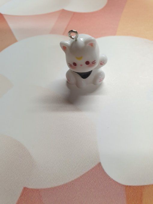 Breloque, chat - blanc, dimension : 2.3x1.7cm environ