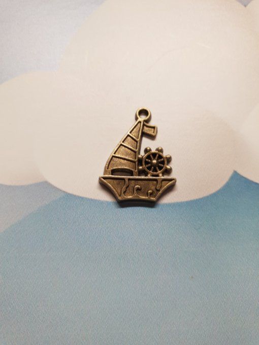 Breloque en métal couleur bronze, bateau, dimension : 2.9x2.2cm environ , à l'unité