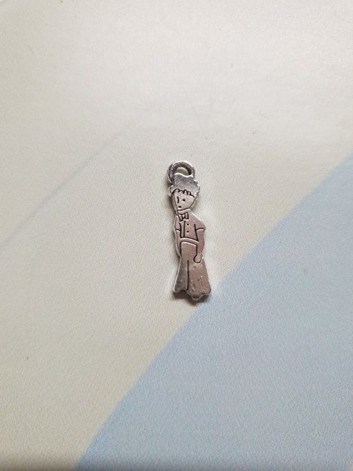 Breloque en métal argenté, prince, dimension : 2.2x0.7cm environ , à l'unité