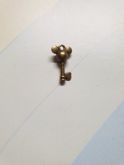 Breloque en métal couleur bronze, forme de clé, dimension : 1.7x1cm environ, à l'unité