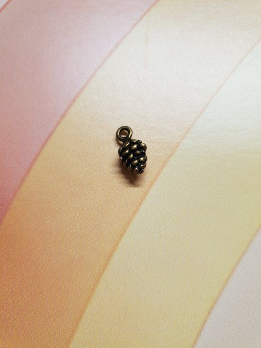 Breloque en métal couleur bronze, Pomme de pin, dimension : 1.2x0.7cm environ , à l'unité