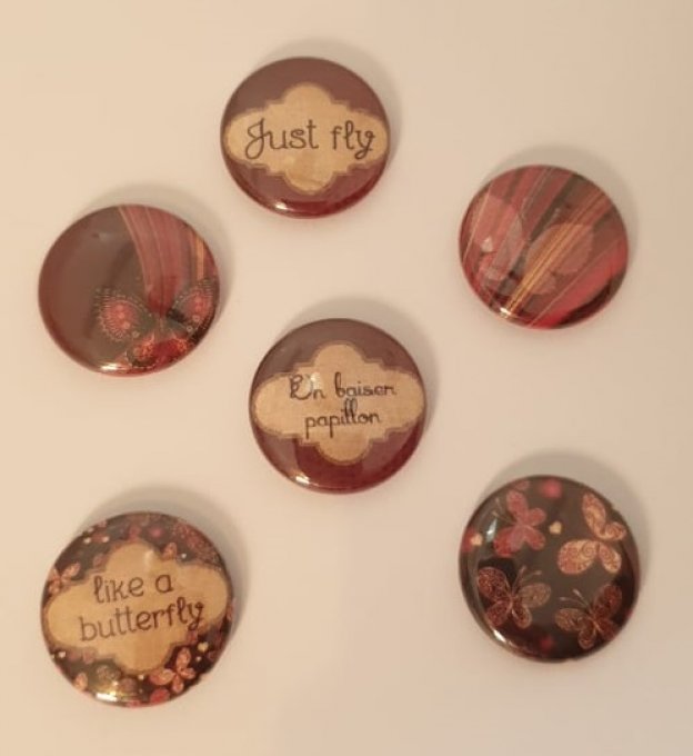 6 badges, 25mm de diamètre - Baiser de papillon