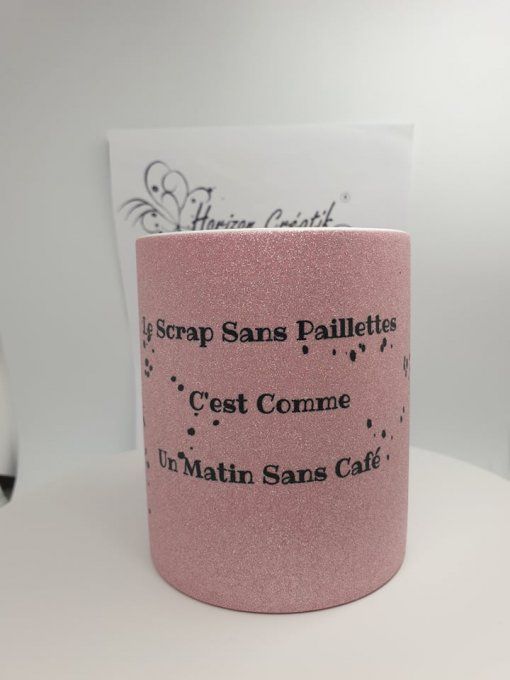 Mug 350ml - à paillettes roses  " Le scrap sans paillettes c'est comme un matin sans café", by Ninon