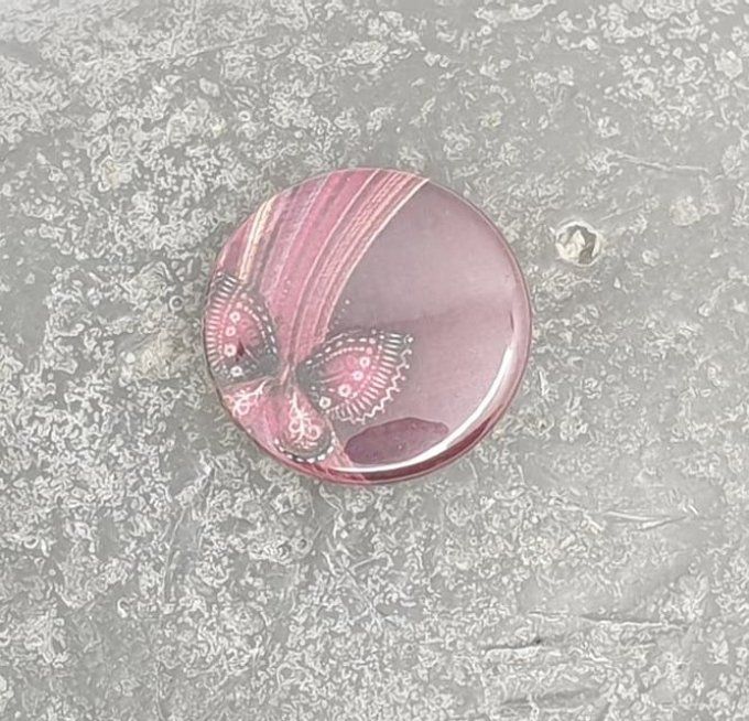 Badge, 25mm de diamètre - Papillon sur fond violet, à l'unité