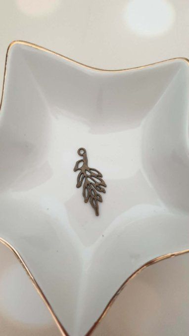 Breloque en métal couleur bronze, forme de feuille, dimension : 3x1.3cm environ, à l'unité