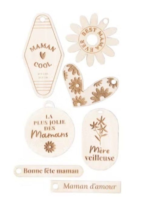 7 Embellissements en bois gravés "Mère veilleuse" - embellissements façon breloques en bois