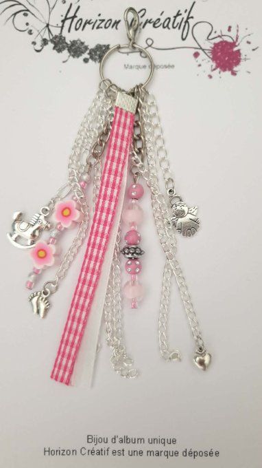 Bijou d'album et/ou porte-clés : bébé rose, fait-main by Ninon (modèle unique)