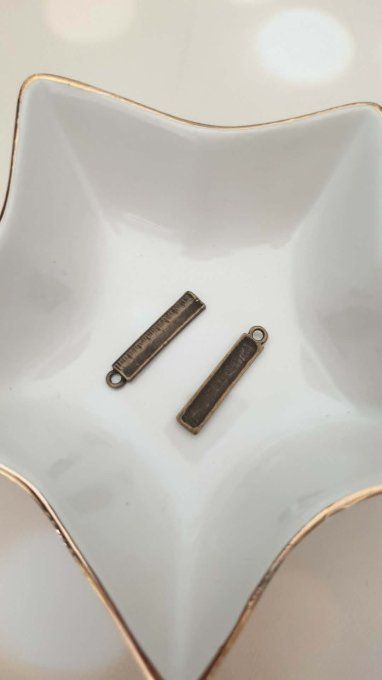 Breloque en métal couleur bronze, forme de règle, dimension : 2.6x0.05cm environ, à l'unité