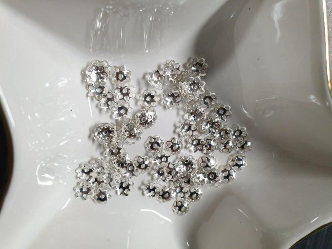Calottes en métal couleur argentée, pour perles de diamètre 6/8mm - lot de 50 unités