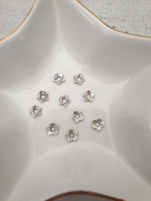 Calottes en métal couleur argentée, pour perles de diamètre 6/8mm environ - lot de 10 unités 