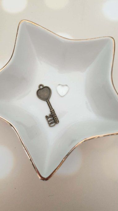 1 support en métal couleur bronze - en forme de clé, avec cabochon forme coeur, à l'unité