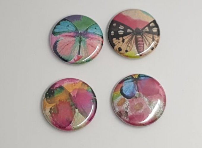 4 badges, 25mm de diamètre - Papillon sur fond aquarelle