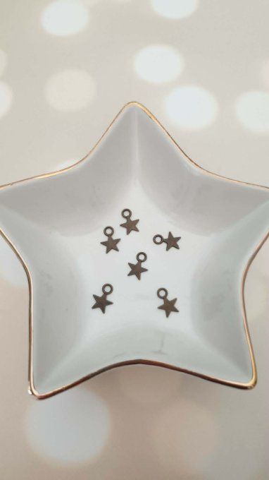 6 Breloques en métal couleur bronze, forme d'étoile, dimension : 1x0.7cm environ, à l'unité