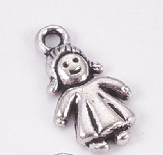 Petite breloque en métal argenté, Poupée - vendue à l'unité - 1.5x0.7cm environ