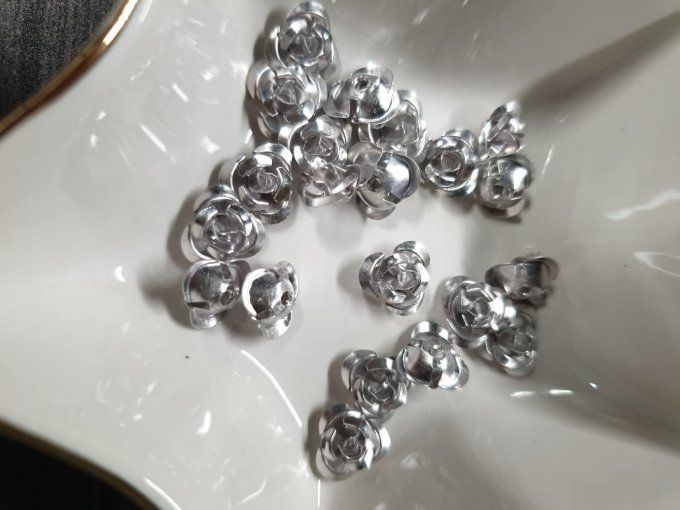 10 Perles en métal, couleur argentée, en forme de fleur