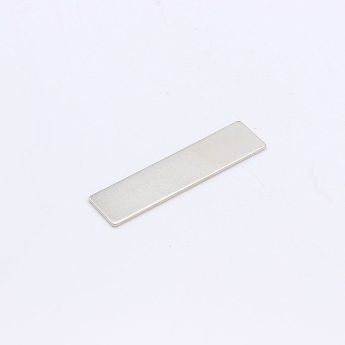 Aimant rectangle à l'unité, Dimension : 40x10mm, épaisseur 1mm - néodyme N35 - A L'UNITE