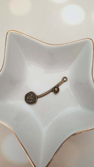 Breloque en métal couleur bronze, forme de rose, dimension : 4.4x1.2cm environ, à l'unité