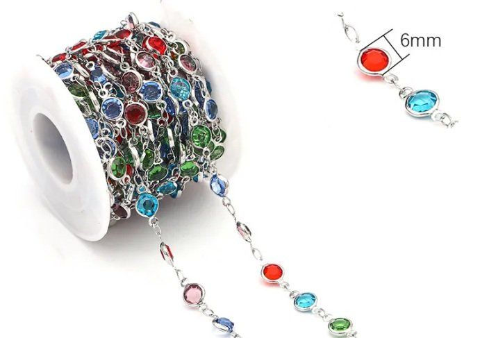 Chaîne en métal argenté avec strass colorés - 50cm