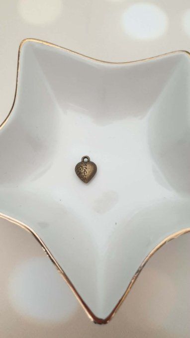 Breloque en métal couleur bronze, forme de coeur, dimension : 1.2x1cm environ, à l'unité