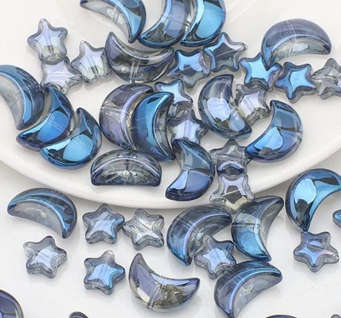 20 perles (10 étoiles et 10 lunes) en acrylique , couleur bleu irisé