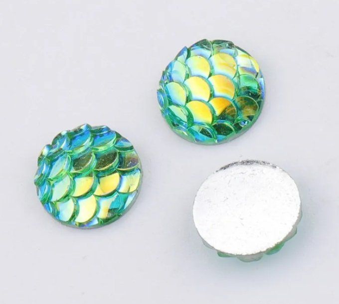 Cabochon, queue de sirène, vert irisé, à l'unité - diamètre : 10mm, épaisseur 3mm