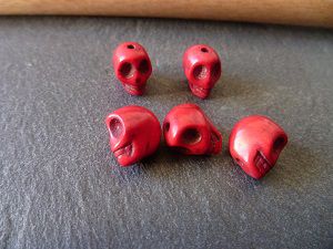 Perles Crâne, howlite, rouge légèrement marbré, x10
