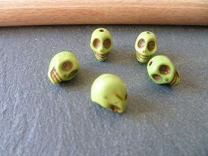 Perles Crâne, howlite, vert pomme légèrement marbré, x10