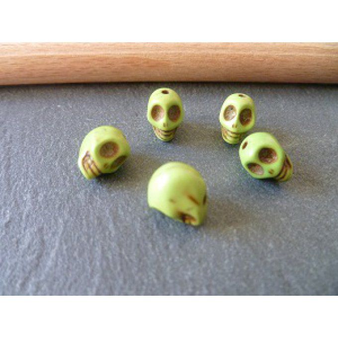 Perles Crâne, howlite, vert pomme légèrement marbré, x10