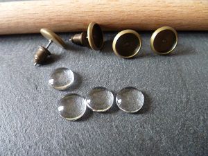 Puces d'oreilles + cabochons + fermoirs, en laiton couleur bronze antique, x4