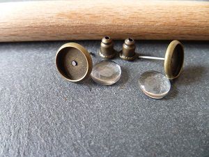Puces d'oreilles + cabochons + fermoirs, en laiton couleur bronze antique, x2