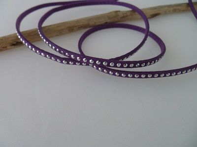 Suédine couleur violet à strass