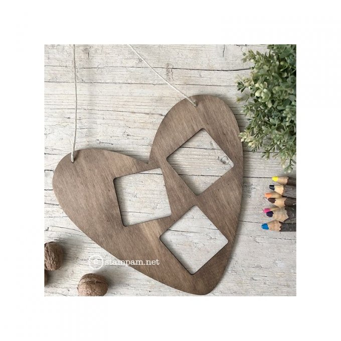 Coeur en bois à suspendre et customiser - dimension : 25x27cm (vendu sans la ficelle)