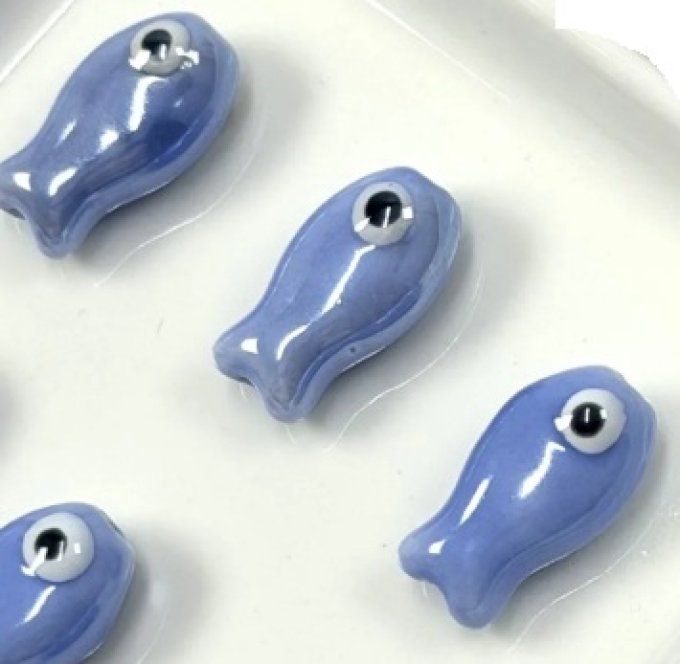 Perle en céramique, forme poisson, couleur : bleu, vendue à l'unité - dimension : 1.7x1cm environ