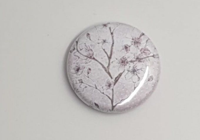Badge, 25mm de diamètre - Branche de fleurs de cerisier, à l'unité